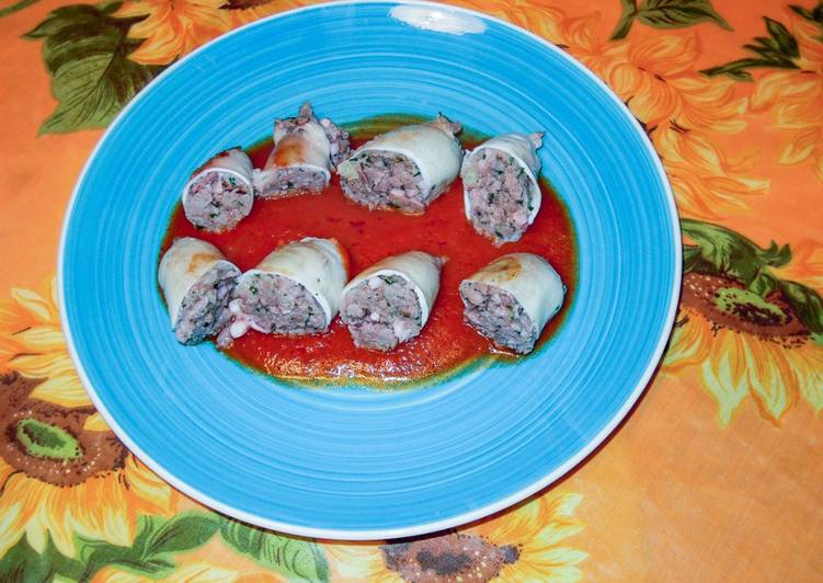 Calamari ripieni di salsiccia con salsa piccante