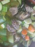 Caldo de res con vegetales a la cata