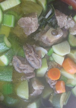 Una foto de Caldo de res con vegetales a la cata