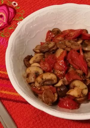 Foto di Funghi in padella con pomodorini