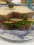 Sándwich de jamón de pavo con manzanas y rábanos