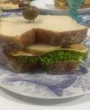 Sándwich de jamón de pavo con manzanas y rábanos