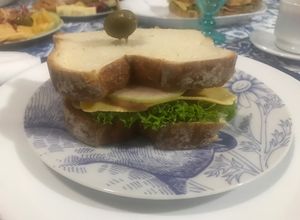Una foto de Sándwich de jamón de pavo con manzanas y rábanos