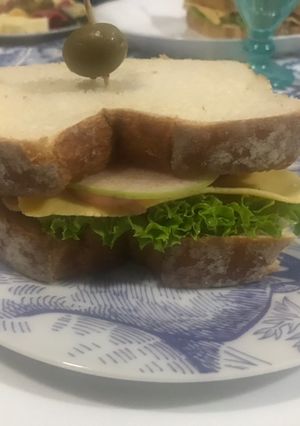 Una foto de Sándwich de jamón de pavo con manzanas y rábanos