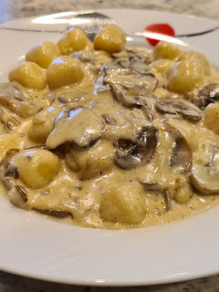 Una foto de Ñoquis en salsa de champiñones al toque de mostaza al estragón