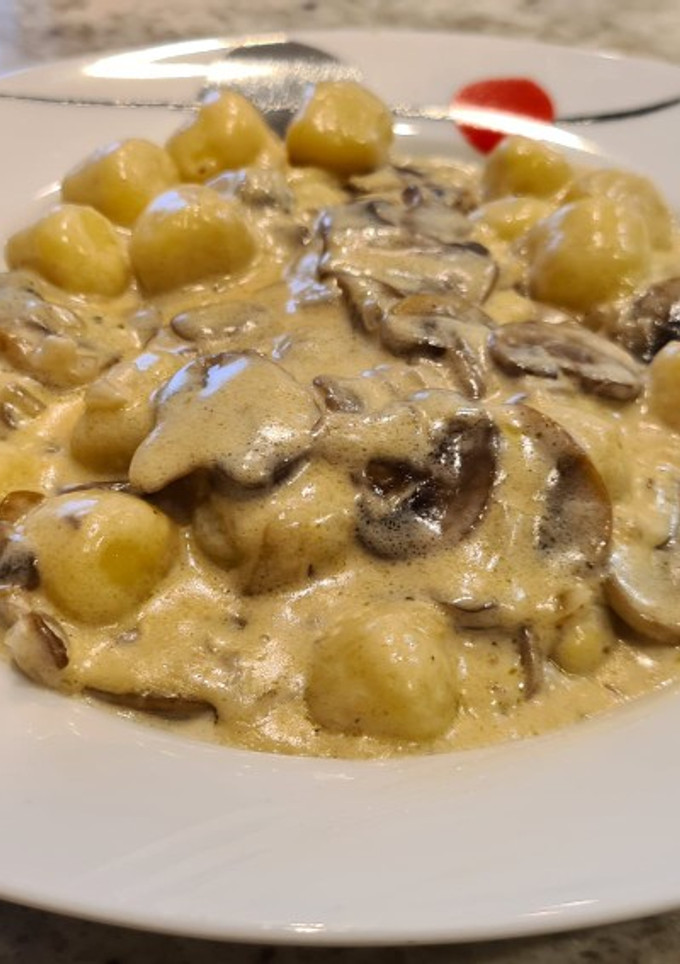 Una foto de Ñoquis en salsa de champiñones al toque de mostaza al estragón