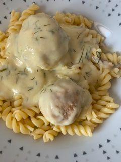 Húsgolyók kapros-tejszínes mártásban recept fotója