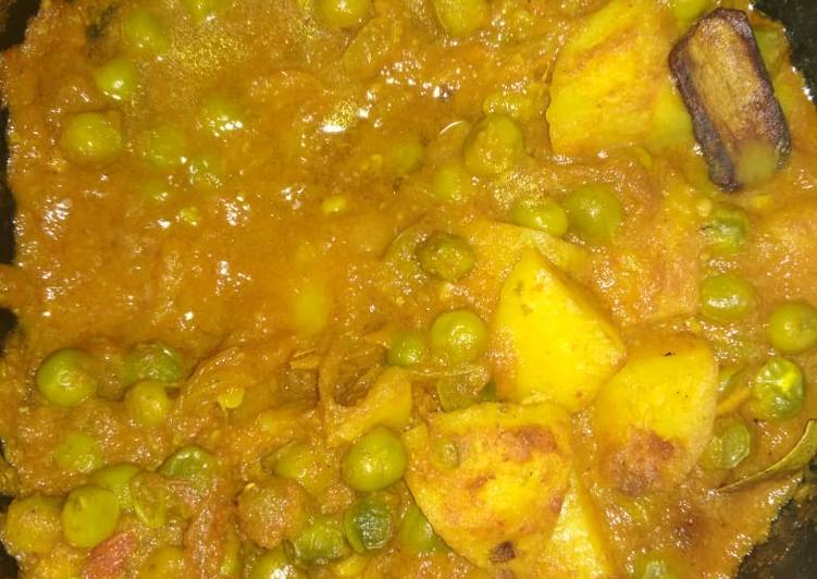 The Simple and Healthy Aloo matar curry