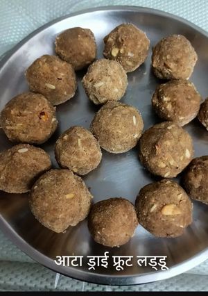 आटे के लड्डू (atte ke ladoo recipe in Hindi) रेसिपी मुख्य फोटो