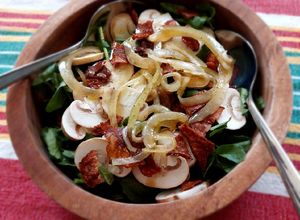 Una foto de Ensalada de berros, champiñones y tocino (TBC)