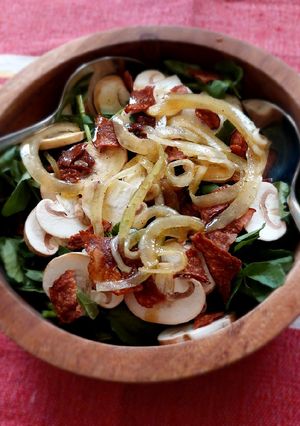 Una foto de Ensalada de berros, champiñones y tocino (TBC)