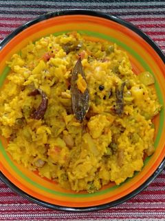 વઘારેલી વેજીટેબલ ખીચડી (Vaghareli Vegetable Khichdi Recipe In Gujarati) રેસીપી મુખ્ય ફોટો