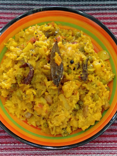વઘારેલી વેજીટેબલ ખીચડી (Vaghareli Vegetable Khichdi Recipe In Gujarati) રેસીપી મુખ્ય ફોટો
