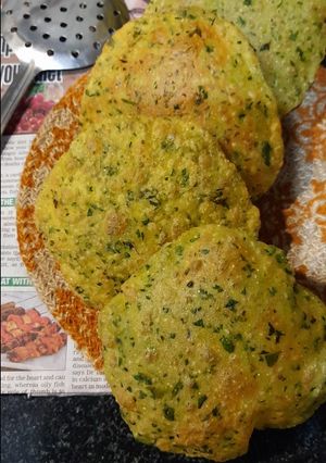 A picture of Methi puri.