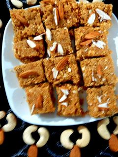 गुड़ मखाना बर्फी (gud makhana burfi recipe in hindi)) रेसिपी मुख्य फोटो
