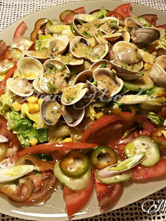 Una foto de Ensalada imperial con vinagreta de almejas y mostaza