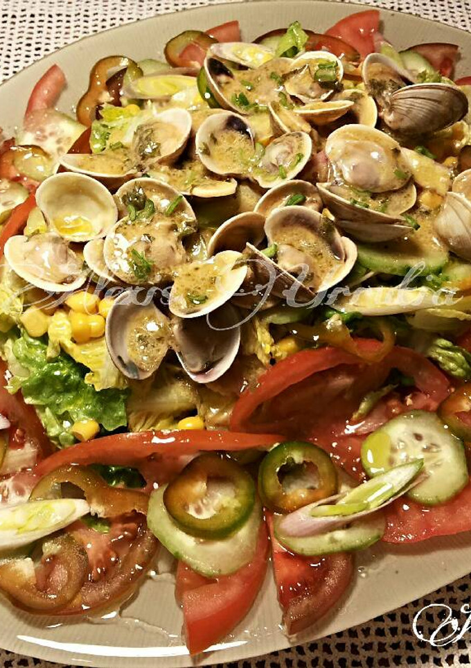 Una foto de Ensalada imperial con vinagreta de almejas y mostaza