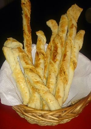 Una foto de Palitos de hojaldre y queso
