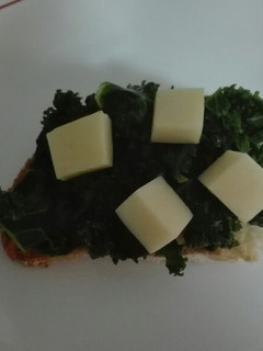 Una foto de Montadito de kale con queso y miel