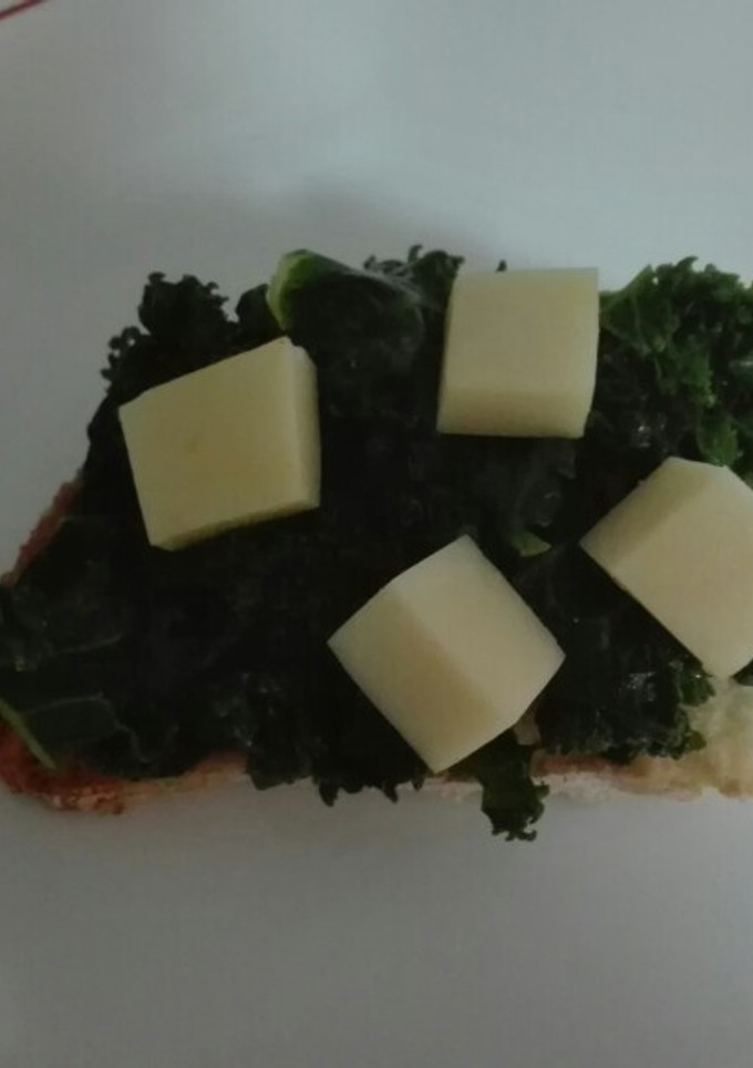 Una foto de Montadito de kale con queso y miel