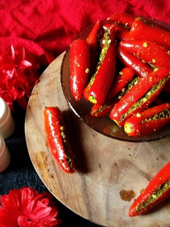 लाल मिर्च का अचार (Lal mirch ka achar recipe in Hindi) रेसिपी मुख्य फोटो