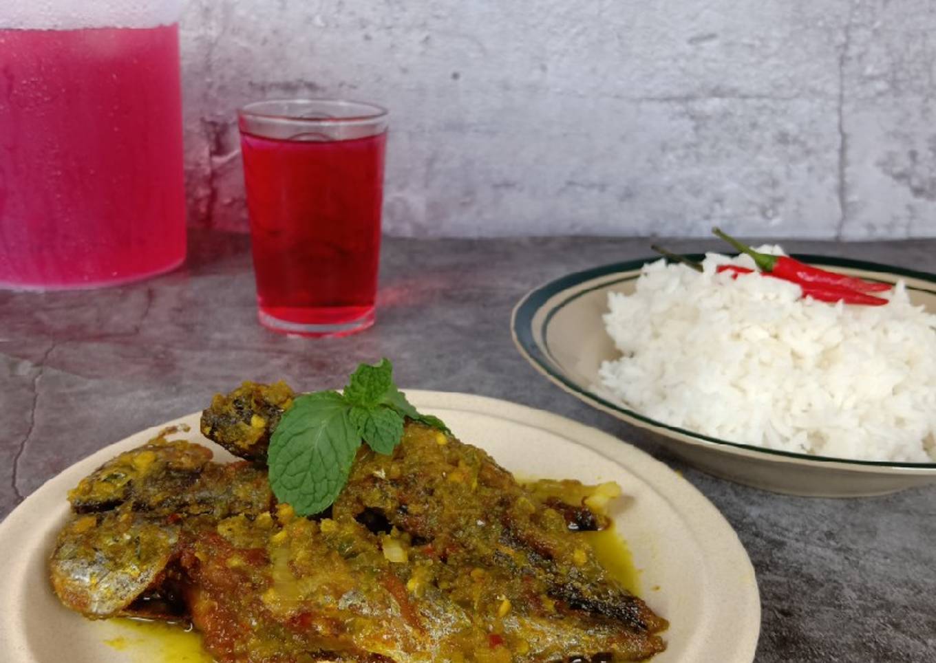 Budak ni ada sos cili hijau