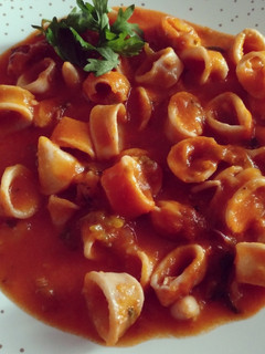 Una foto de Calamares con salsa de tomate