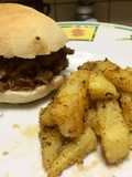 Sándwich de bondiola braseada con papas crocantes