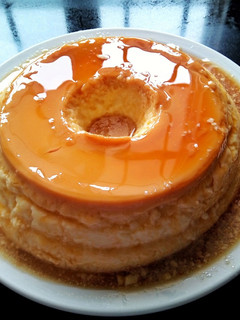 Una foto de Flan casero con mucho caramelo 🍮