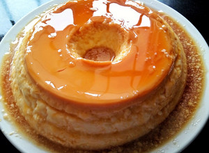 Una foto de Flan casero con mucho caramelo 🍮