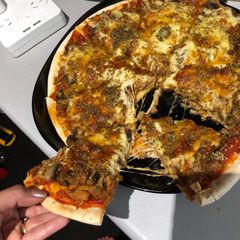 A picture of Tuna pizza.
