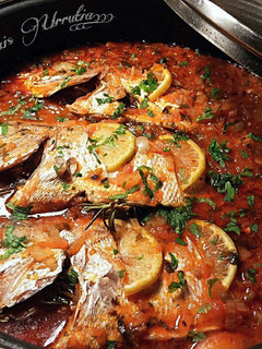 Una foto de Brecas al romero en salsa especiada de tomate
