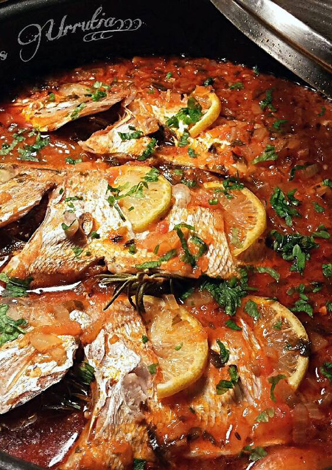 Una foto de Brecas al romero en salsa especiada de tomate