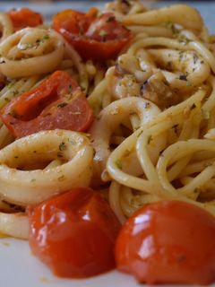 Una foto de Espaguetis con calamares y tomates cherry