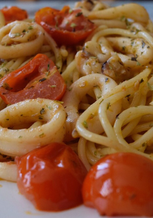 Una foto de Espaguetis con calamares y tomates cherry