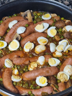 Una foto de Longanizas con guisantes y huevos de codorniz