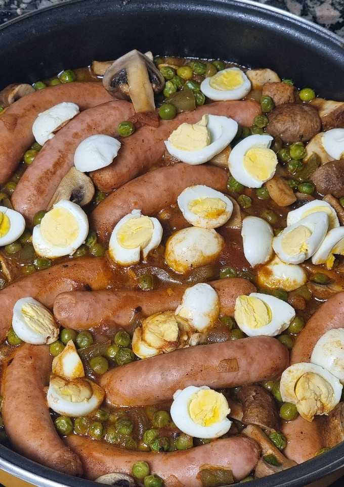 Una foto de Longanizas con guisantes y huevos de codorniz