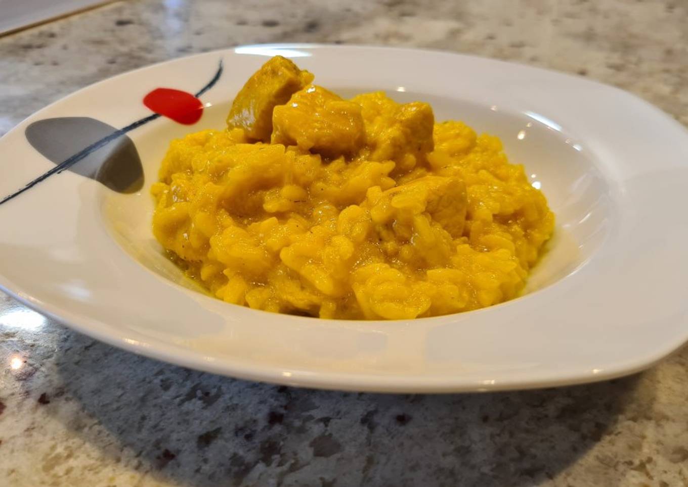 Arroz en amarillo con pavo al ajillo
