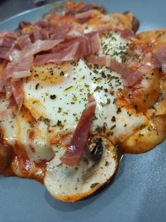 Una foto de Patatas con jamón, queso y huevo "tirao" 🍳🥓