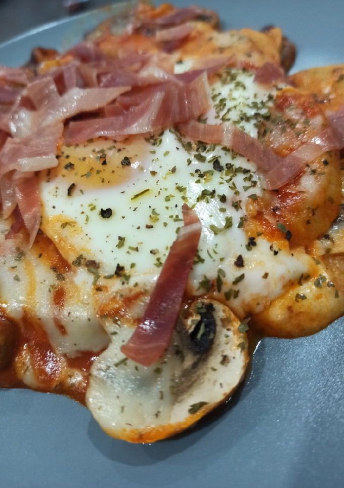 Una foto de Patatas con jamón, queso y huevo "tirao" 🍳🥓