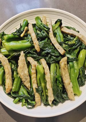 A picture of Choi Sum with Sliced Patty.