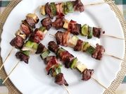 Una foto de filete de res con tocino
