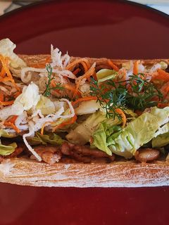 Une photo de Sandwich Filet-Mignon & Coriandre "Banh Mi"