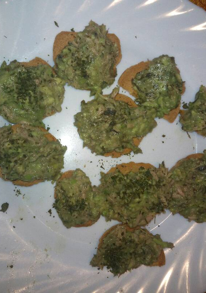 Una foto de Tostadas de aguacate y atún