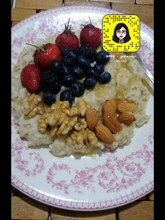 صورة لوصفة الشوفان مع التوت والفراوله 🍃😋