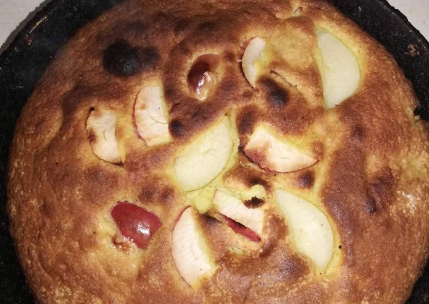 шарлотка яблоками на кефире фото