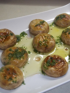 Una foto de Sombreros de Champiñones con salsa de perejil y aceite