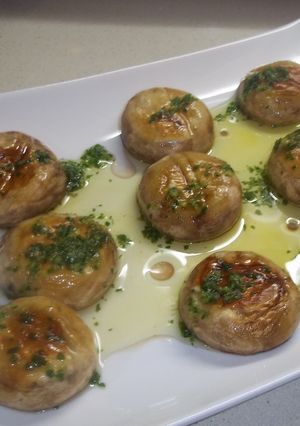 Foto principal de Sombreros de Champiñones con salsa de perejil y aceite
