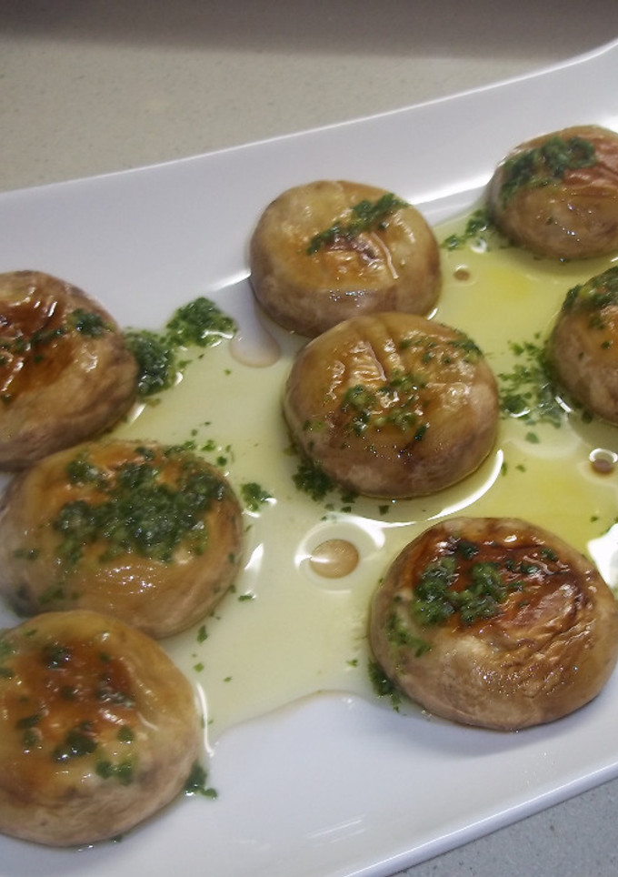 Una foto de Sombreros de Champiñones con salsa de perejil y aceite