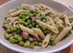 Foto di Penne con piselli e guanciale